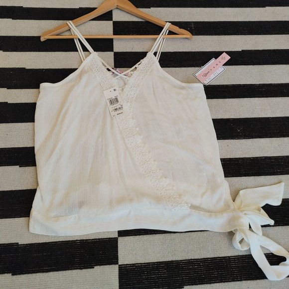 BRAND NEW Junior's White Lace-Trimmed Summer Top - Picture 3 of 6